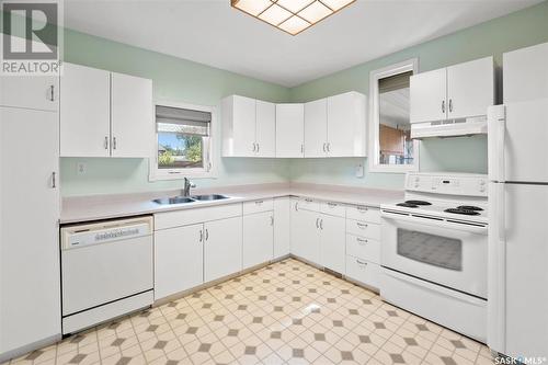 1801 E Avenue N, Saskatoon, SK - Indoor Photo Showing Kitchen With Double Sink