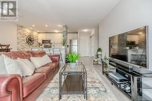 305 - 276 Eiwo Court, Waterloo, ON - Indoor Photo Showing Living Room