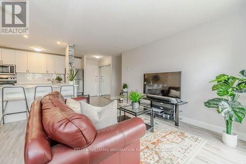 305 - 276 Eiwo Court, Waterloo, ON - Indoor Photo Showing Living Room