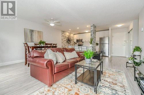 305 - 276 Eiwo Court, Waterloo, ON - Indoor Photo Showing Living Room