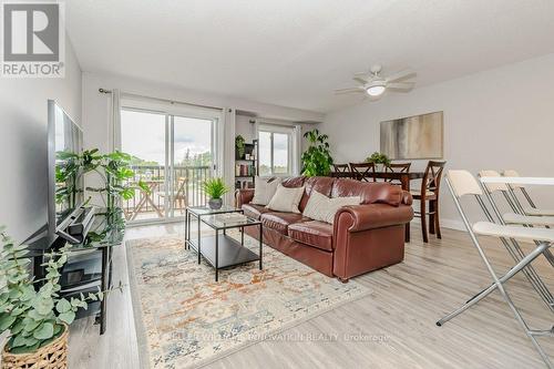 305 - 276 Eiwo Court, Waterloo, ON - Indoor Photo Showing Living Room