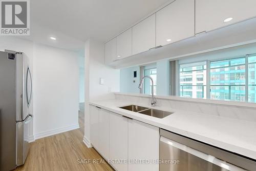 3501 - 99 Harbour Square, Toronto (Waterfront Communities), ON - Indoor Photo Showing Kitchen With Double Sink With Upgraded Kitchen