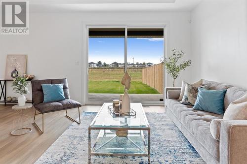 210 Mclellan Avenue, Amherstburg, ON - Indoor Photo Showing Living Room