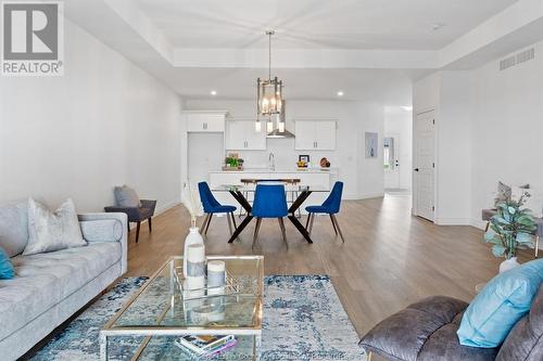 210 Mclellan Avenue, Amherstburg, ON - Indoor Photo Showing Living Room