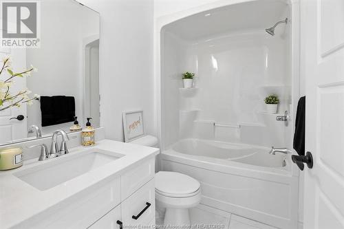 210 Mclellan Avenue, Amherstburg, ON - Indoor Photo Showing Bathroom