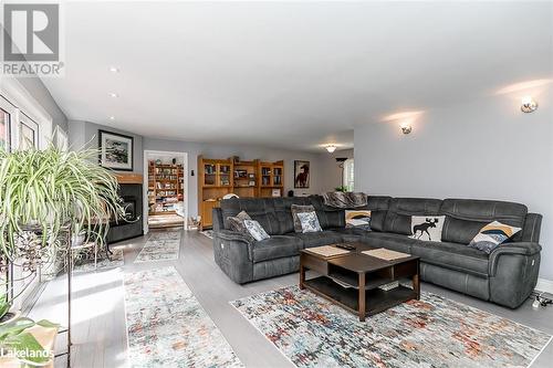 4945 Muskoka 117 Road, Dorset, ON - Indoor Photo Showing Living Room