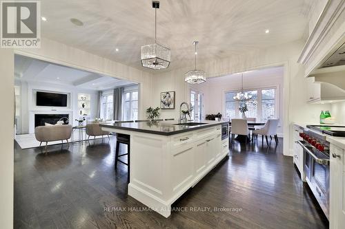 1389 Weaver Avenue, Oakville (Eastlake), ON - Indoor Photo Showing Kitchen With Upgraded Kitchen