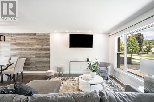 8 Vanderbrent Crescent, Toronto (Willowridge-Martingrove-Richview), ON - Indoor Photo Showing Living Room