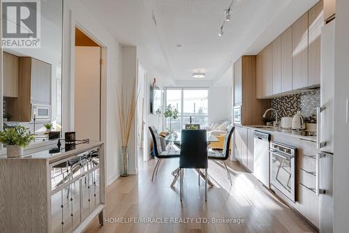 A527 - 5230 Dundas Street, Burlington (Orchard), ON - Indoor Photo Showing Kitchen With Upgraded Kitchen