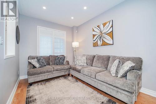 617 Fred Mclaren Boulevard, Markham, ON - Indoor Photo Showing Living Room