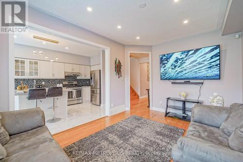 617 Fred Mclaren Boulevard, Markham, ON - Indoor Photo Showing Living Room