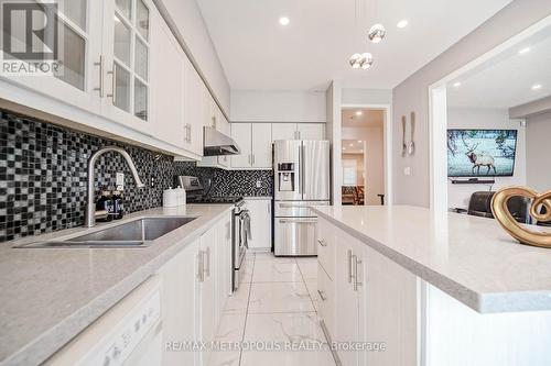 617 Fred Mclaren Boulevard, Markham, ON - Indoor Photo Showing Kitchen With Double Sink With Upgraded Kitchen