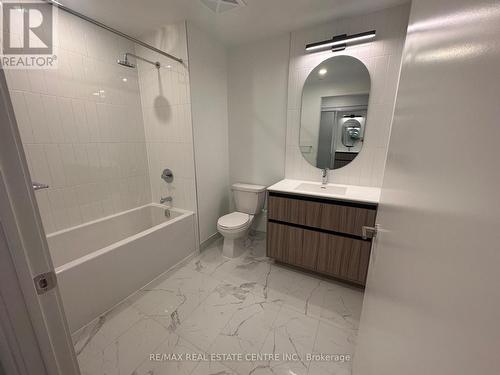 220 - 8 Beverley Glen Boulevard, Vaughan, ON - Indoor Photo Showing Bathroom