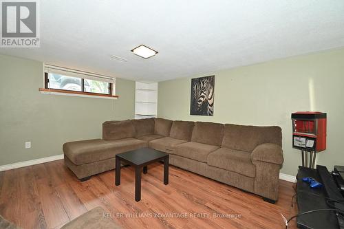 213 Sunset Crescent, Innisfil (Stroud), ON - Indoor Photo Showing Living Room