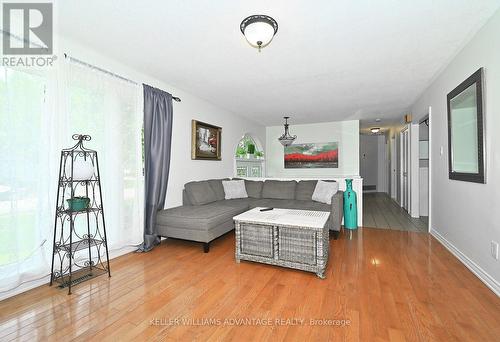 213 Sunset Crescent, Innisfil (Stroud), ON - Indoor Photo Showing Living Room