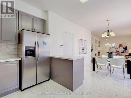 6 Saxony Drive, Markham (Berczy), ON - Indoor Photo Showing Kitchen