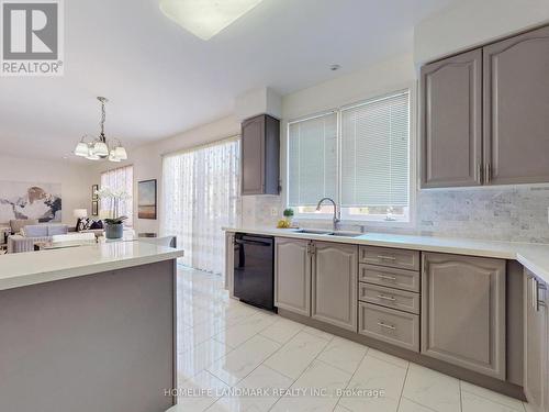 6 Saxony Drive, Markham (Berczy), ON - Indoor Photo Showing Kitchen