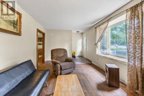 1213 Bayfield Street N, Springwater (Midhurst), ON - Indoor Photo Showing Living Room