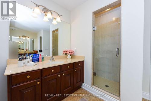 819 Canyon Street, Mississauga, ON - Indoor Photo Showing Bathroom