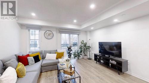 38 Glenstal Path, Oshawa (Windfields), ON - Indoor Photo Showing Living Room