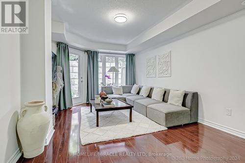 21 - 1 Eaton Park Lane, Toronto (L'Amoreaux), ON - Indoor Photo Showing Living Room