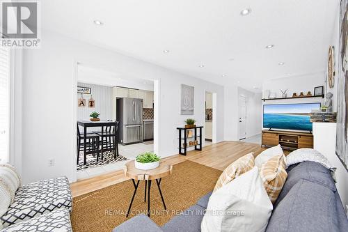 44 Hare Farm Gate, Whitchurch-Stouffville (Stouffville), ON - Indoor Photo Showing Living Room