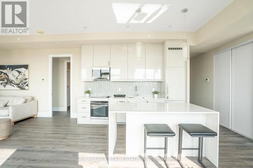 602 - 1316 Kingston Road, Toronto (Birchcliffe-Cliffside), ON - Indoor Photo Showing Kitchen