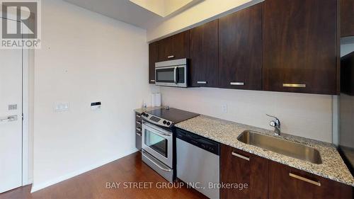 3409 - 832 Bay Street, Toronto, ON - Indoor Photo Showing Kitchen