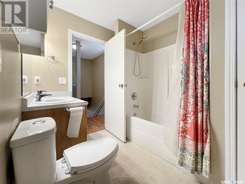 1139 M Avenue S, Saskatoon, SK - Indoor Photo Showing Bathroom