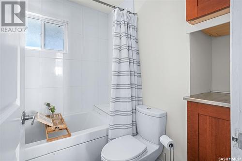 934 4Th Avenue N, Saskatoon, SK - Indoor Photo Showing Bathroom