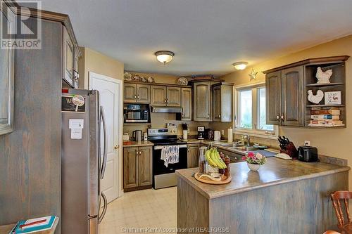 67 Windfield Crescent, Chatham, ON - Indoor Photo Showing Kitchen With Double Sink