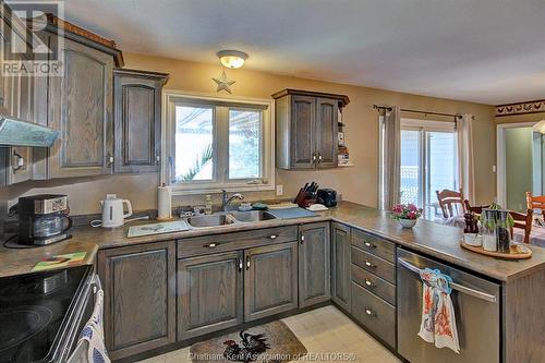 67 Windfield Crescent, Chatham, ON - Indoor Photo Showing Kitchen With Double Sink