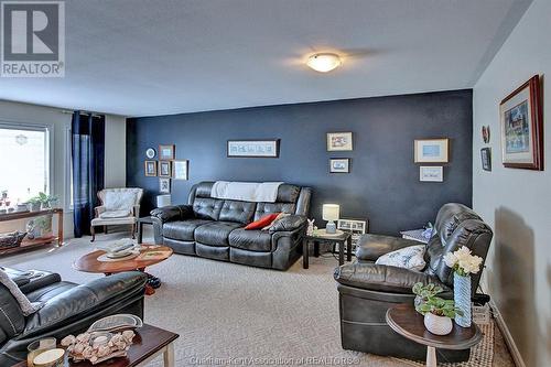 67 Windfield Crescent, Chatham, ON - Indoor Photo Showing Living Room