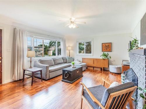 380 Hirst Ave West, Parksville, BC - Indoor Photo Showing Living Room