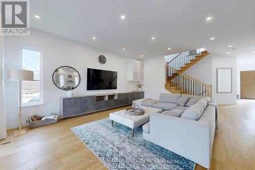 1037 Edgeleigh Avenue, Mississauga (Lakeview), ON - Indoor Photo Showing Living Room