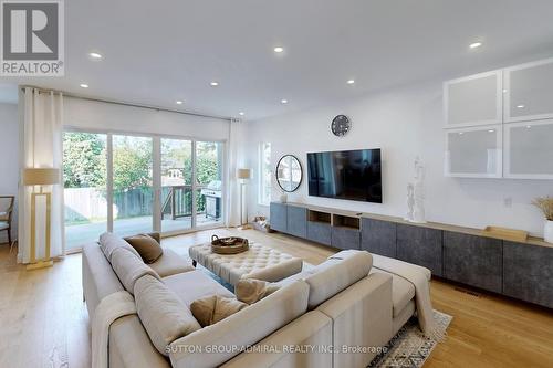 1037 Edgeleigh Avenue, Mississauga (Lakeview), ON - Indoor Photo Showing Living Room