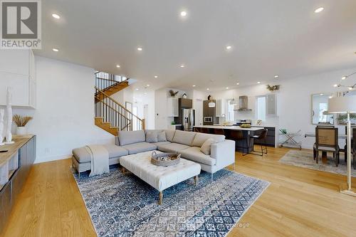 1037 Edgeleigh Avenue, Mississauga, ON - Indoor Photo Showing Living Room