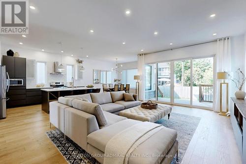 1037 Edgeleigh Avenue, Mississauga, ON - Indoor Photo Showing Living Room