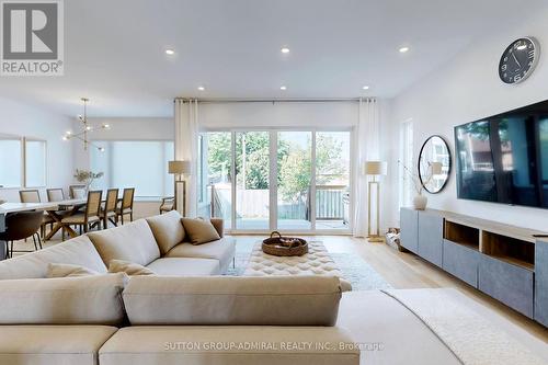 1037 Edgeleigh Avenue, Mississauga (Lakeview), ON - Indoor Photo Showing Living Room