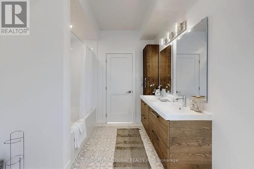 1037 Edgeleigh Avenue, Mississauga, ON - Indoor Photo Showing Bathroom