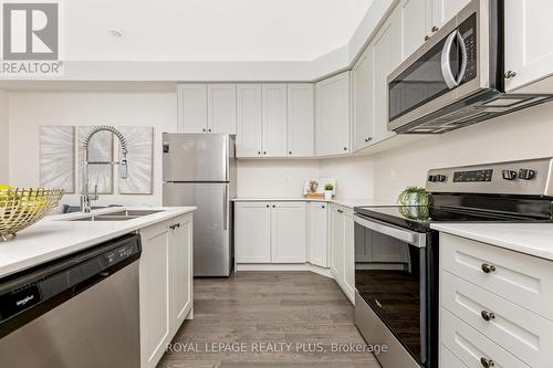 84 - 721 Lawrence Avenue W, Toronto (Yorkdale-Glen Park), ON - Indoor Photo Showing Kitchen With Double Sink