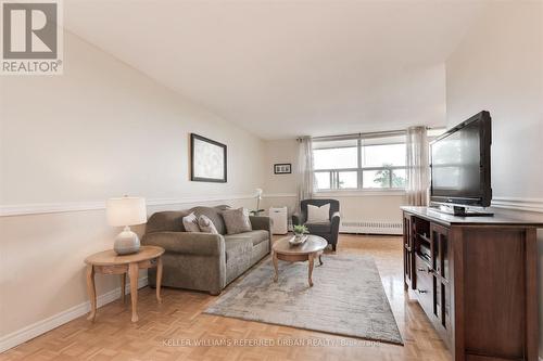 410 - 541 Blackthorn Avenue, Toronto (Keelesdale-Eglinton West), ON - Indoor Photo Showing Living Room