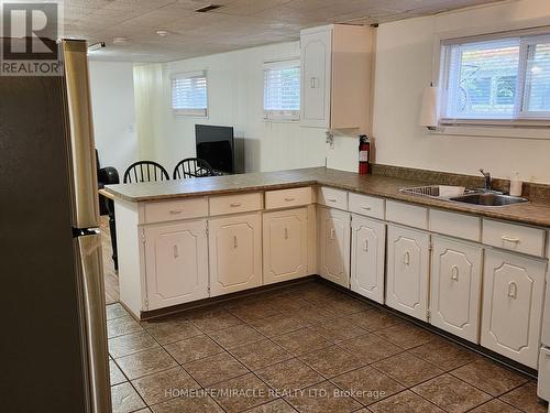 7543 Langworthy Drive, Mississauga, ON - Indoor Photo Showing Kitchen With Double Sink