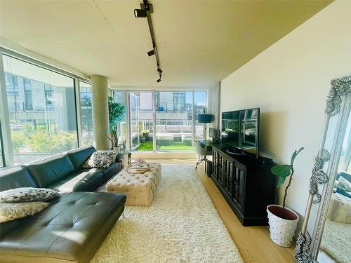 218-989 Johnson St, Victoria, BC - Indoor Photo Showing Living Room