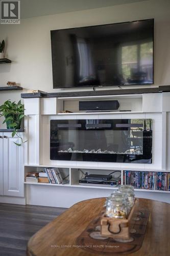 2263 Victoria Road, Prince Edward County (Ameliasburgh), ON - Indoor Photo Showing Living Room