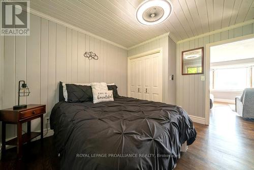 1049 Perry Lane, North Frontenac, ON - Indoor Photo Showing Bedroom