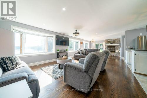 1049 Perry Lane, North Frontenac, ON - Indoor Photo Showing Living Room