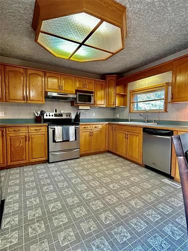 710 Thomas Drive, Virden, MB - Indoor Photo Showing Kitchen