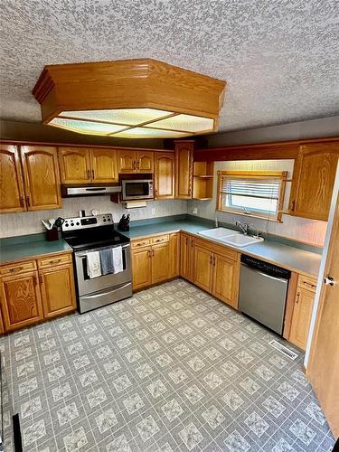 710 Thomas Drive, Virden, MB - Indoor Photo Showing Kitchen With Double Sink