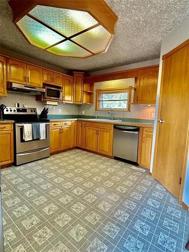 710 Thomas Drive, Virden, MB - Indoor Photo Showing Kitchen